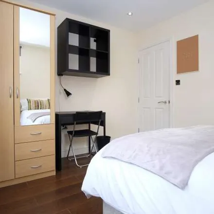 Rent this 5 bed apartment on Russell's Footpath in London, SW16 6EW
