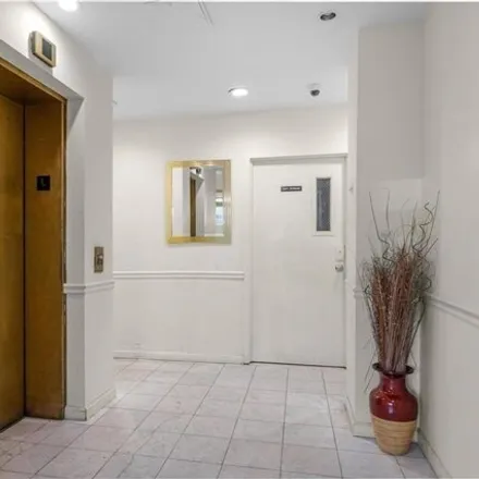 Image 4 - 22 Hitchings Avenue, New York, NY 11235, USA - Condo for sale