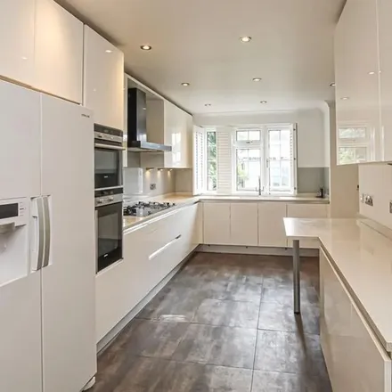 Rent this 5 bed duplex on Ridge Hill in London, NW11 8PS