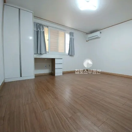 Rent this studio apartment on 서울특별시 서대문구 창천동 13-58