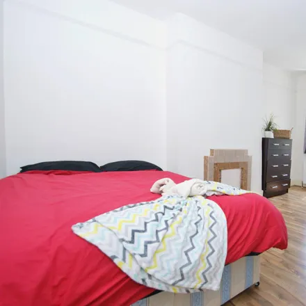 Rent this 6 bed room on 10 Old Oak Road in London, W3 7HN