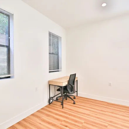 Rent this 5 bed apartment on 1039 West 20th Street in Los Angeles, CA 90007
