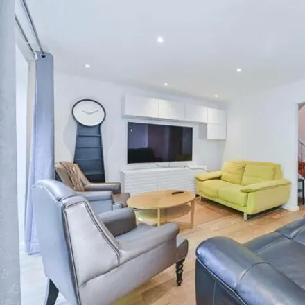 Rent this 4 bed townhouse on 172 Pentonville Road in London, N1 9JP