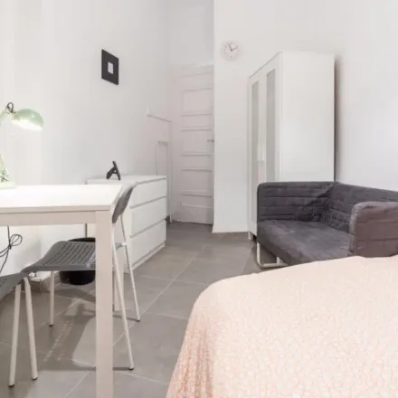 Rent this 5 bed apartment on Concha Espejo Cervello in Carrer de Maties Perelló, 46005 Valencia