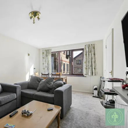 Image 2 - Deanery Close, London, N2 8NU, United Kingdom - Apartment for sale