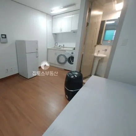 Rent this studio apartment on 서울특별시 서초구 반포동 728-21