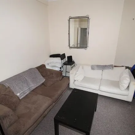 Rent this 4 bed townhouse on Queen Street in Hawthorn, CF37 1RN