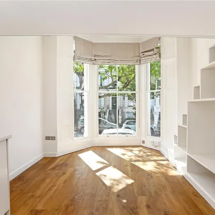 Rent this studio apartment on 46 Blenheim Crescent in London, W11 1NY