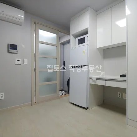 Rent this studio apartment on 서울특별시 관악구 봉천동 1578-44