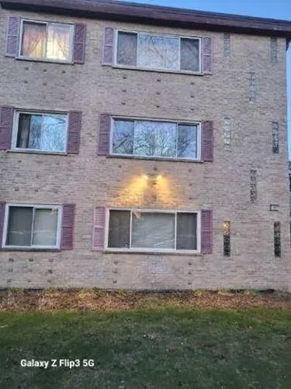 Rent this 2 bed condo on 7227 North Ridge Boulevard in Chicago, IL 60645