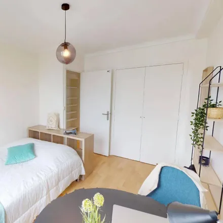 Rent this 4 bed room on 8 Rue de la Crèche in 75017 Paris, France