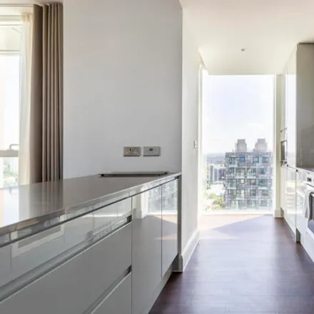 Image 3 - Sirocco Tower, 32 Harbour Way, Canary Wharf, London, E14 9PD, United Kingdom - Room for rent