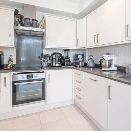 Image 5 - Nether Street, London, N3 1PG, United Kingdom - Apartment for rent