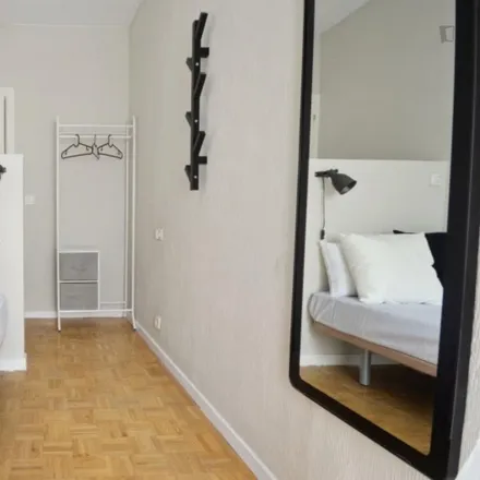 Rent this 5 bed room on Madrid in Calle de Mauricio Legendre, 4