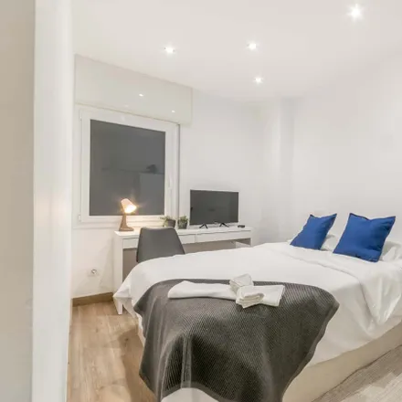 Rent this 5 bed room on Mamalisa in Gran Via de Carles III, 55