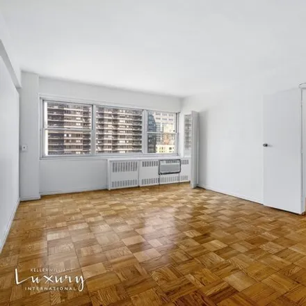 Image 2 - 333 East 46th Street, New York, NY 10017, USA - Condo for rent
