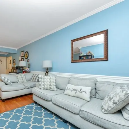 Image 3 - 100-11 67th Road, New York, NY 11375, USA - Apartment for sale
