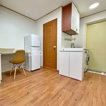 Rent this studio apartment on 서울특별시 관악구 봉천동 1684-17