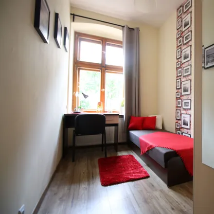 Rent this 4 bed room on Pomorska 25 in 90-202 Łódź, Poland