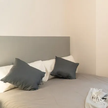 Rent this 5 bed room on Carrer de Ferlandina in 36, 38