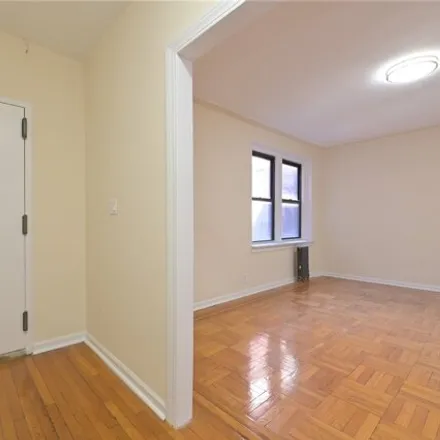 Image 5 - 62-64 Saunders Street, New York, NY 11374, USA - Apartment for sale