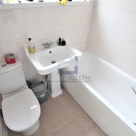 Rent this 2 bed apartment on Franciscan Road in London, SW17 8DS