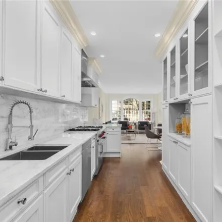 Image 2 - 232 West 24th Street, New York, NY 10011, USA - Townhouse for sale