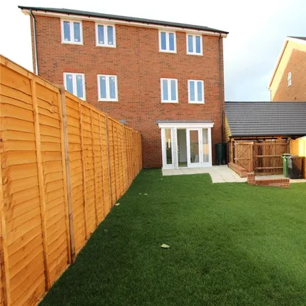 Rent this 3 bed townhouse on Park View in Swanscombe, DA10 1BJ