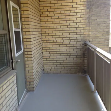 Image 2 - 132 Cosburn Avenue, Toronto, ON M4K 3W2, Canada - Apartment for rent
