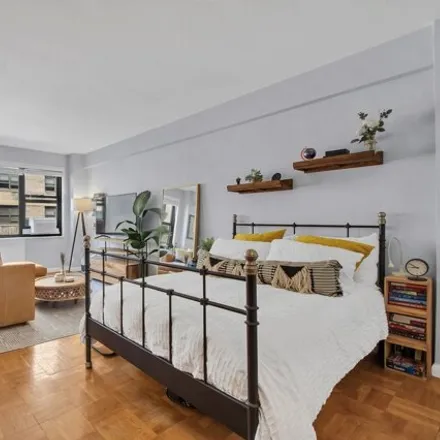 Image 4 - 425 E 79th St Apt 7A, New York, 10075 - Apartment for sale