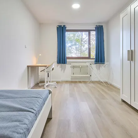 Rent this 3 bed room on Kölner Landstraße 340 in 40589 Dusseldorf, Germany