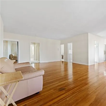 Image 5 - Cryder Point Co-op Apartments, 162-21 Powells Cove Boulevard, New York, NY 11357, USA - Apartment for sale