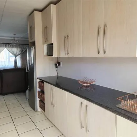 Rent this 3 bed apartment on Snow Road in Fathridge, East London