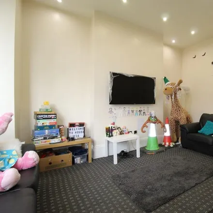 Image 2 - 230 Kirkstall Lane, Leeds, LS6 3DP, United Kingdom - House for rent