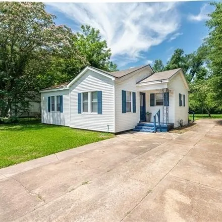 Buy this 3 bed house on 5930 Caroline Drive in Alexandria, LA 71301