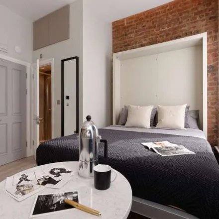 Image 2 - Cromwell Curve, McLeod's Mews, London, SW7 4HP, United Kingdom - Apartment for rent