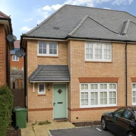 Buy this 3 bed duplex on Hildefirth Close in Swanscombe, DA10 1AU