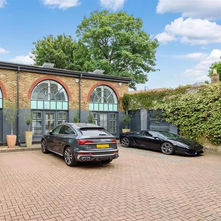 Rent this 4 bed house on The Triple Crown in 15 Kew Foot Road, London