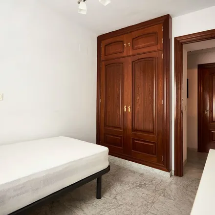 Image 2 - Calle Rubén Darío, 41080 Seville, Spain - Apartment for rent