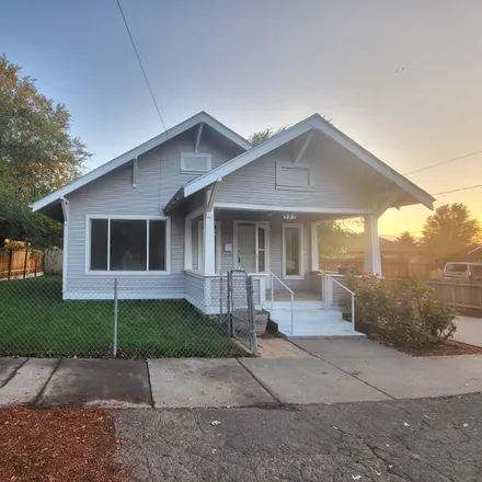 Buy this 2 bed house on 525 North 9th Street in Klamath Falls, OR 97601