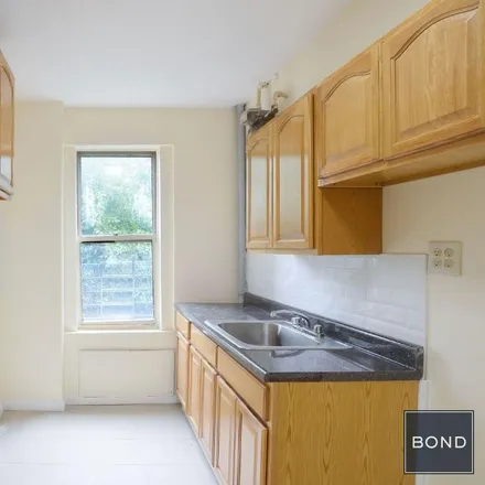 Rent this 3 bed apartment on 1928 University Avenue in New York, NY 10453