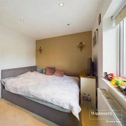 Image 5 - Fryent Grove, The Hyde, London, NW9 7HG, United Kingdom - House for sale