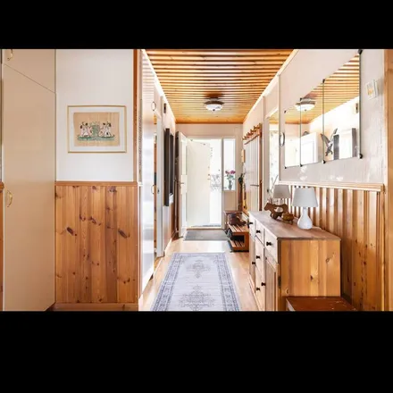 Rent this 5 bed apartment on Fjärilstigen 140 in 144 42 Salems kommun, Sweden