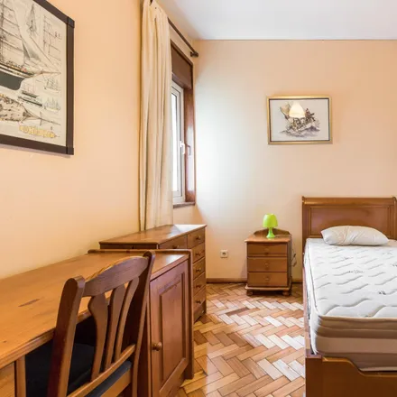 Rent this 4 bed room on Colégio Luso-Francês in Rua Doutor Carlos Ramos, 4249-004 Porto