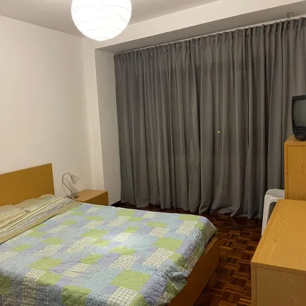 Rent this 2 bed room on Neoplus - Tecnologias Inf.Unip.Lda in Rua Luis de Camões 104 R/C Dto, 4470-615 Moreira