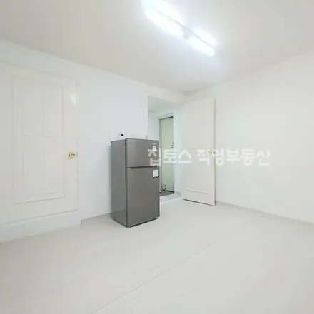 Rent this studio apartment on 서울특별시 서초구 반포동 719-15