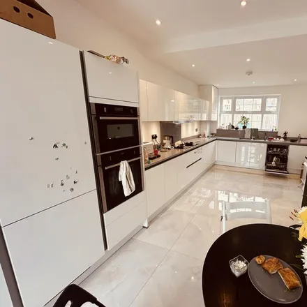 Rent this 4 bed house on Northwood Gardens in London, N12 9LA