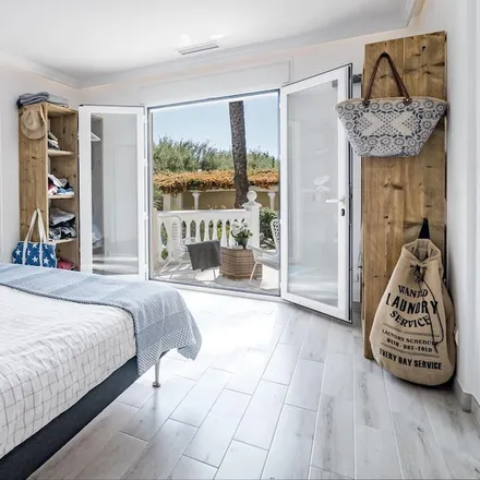 Rent this 6 bed house on Joyería Puerto Banús Marbella - Gloria Bueno in Calle José Saramago, 1