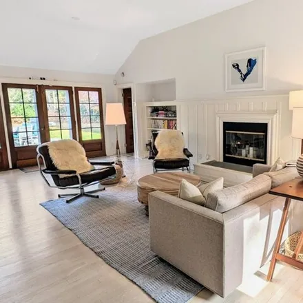 Rent this 5 bed house on 7 Briarsweet Lane in Freetown, East Hampton North