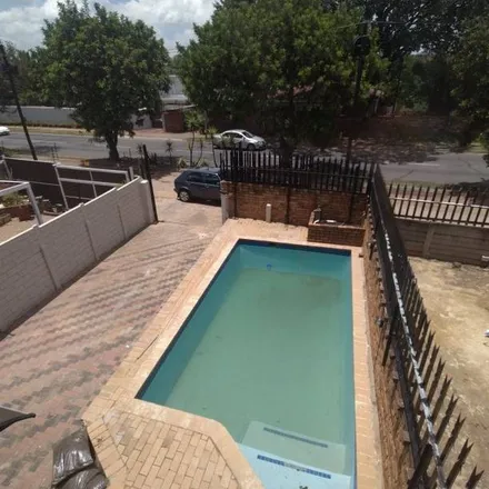 Image 7 - 2nd Avenue, Johannesburg Ward 70, Roodepoort, 2709, South Africa - Townhouse for rent